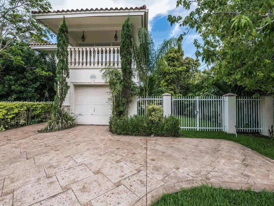 4000 Alhambra Cir in Coral Gables, FL - Building Photo