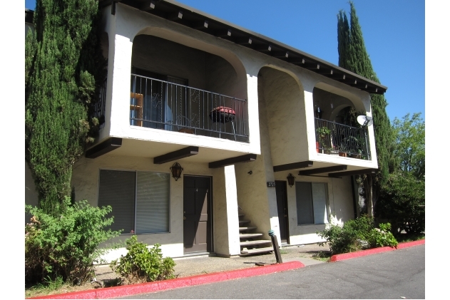 Creekside Villas Apartments in Oroville, CA - Building Photo