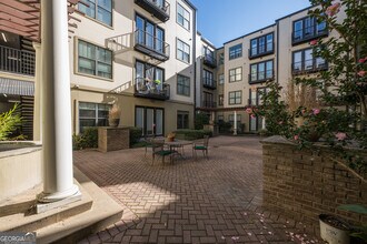 5300 Peachtree Blvd in Atlanta, GA - Foto de edificio - Building Photo