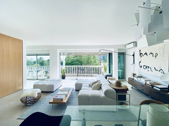 property at 999 N Doheny Dr
