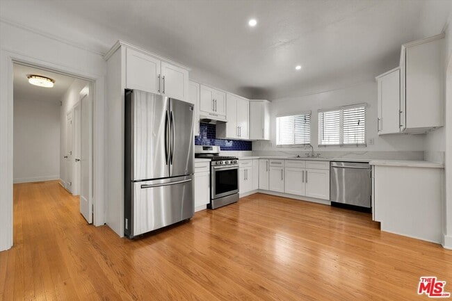 property at 858 1/2 S Gramercy Pl