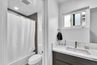 1240 W 29th St, Unit 9 in Los Angeles, CA - Foto de edificio - Building Photo