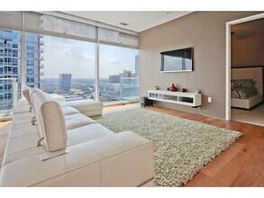 45 Ivan Allen Jr Blvd NW, Unit 2406 in Atlanta, GA - Foto de edificio - Building Photo