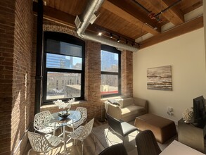 151 W Ohio St, Unit 206 in Chicago, IL - Building Photo - Building Photo