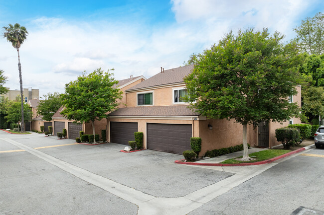 543 W Arrow Hwy in Azusa, CA - Foto de edificio - Building Photo