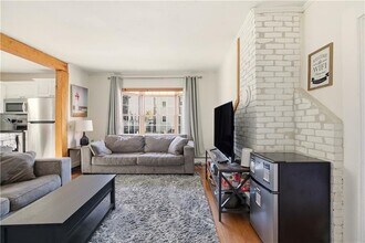 13 Holland St in Newport, RI - Foto de edificio - Building Photo