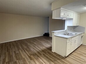 101 E Hospital Dr in Angleton, TX - Building Photo - Building Photo