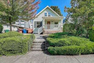 5624 Brooklyn Ave NE in Seattle, WA - Building Photo