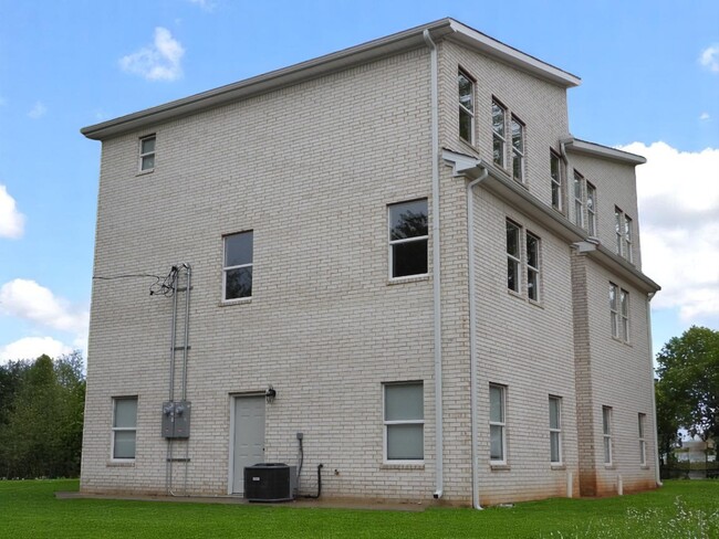 615 E Word Ave