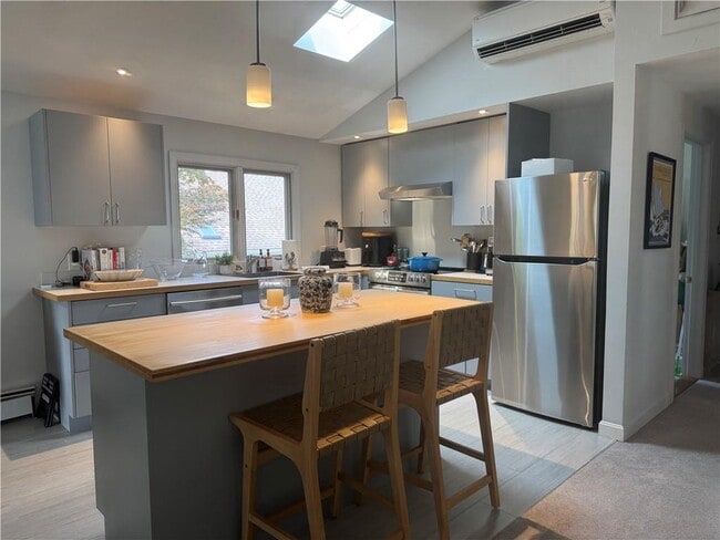 15 Bliss Mine Rd in Middletown, RI - Building Photo - Building Photo