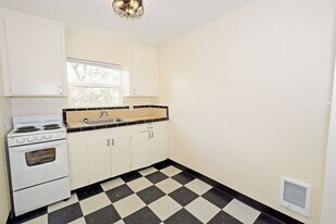 11240 SW Barbur Blvd, Unit 26 in Portland, OR - Building Photo