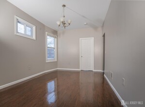 296 N Clinton St in East Orange, NJ - Building Photo - Building Photo