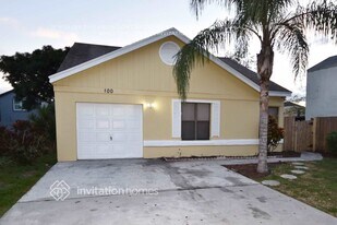 100 Azalea Cir in Boynton Beach, FL - Building Photo