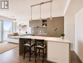88 Harbour St in Toronto, ON - Building Photo - Building Photo