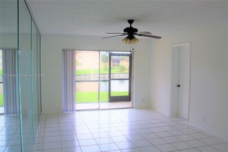 8020 N Colony Cir in Tamarac, FL - Foto de edificio - Building Photo