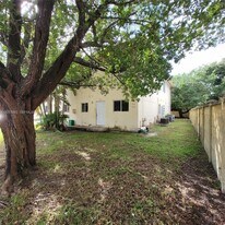 13950 NE 2nd Ave in Miami, FL - Building Photo
