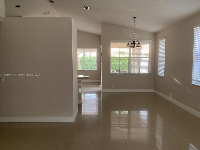 927 Savannah Falls Dr in Weston, FL - Foto de edificio - Building Photo