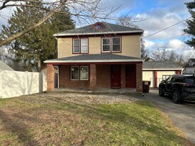 14 Ferrara Ave, Unit Upstairs front apartment in Schenectady, NY - Building Photo