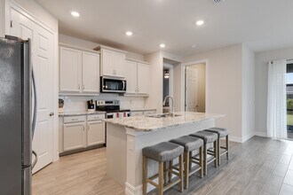 210 Spg Hl Lk Lp in Cape Coral, FL - Foto de edificio - Building Photo