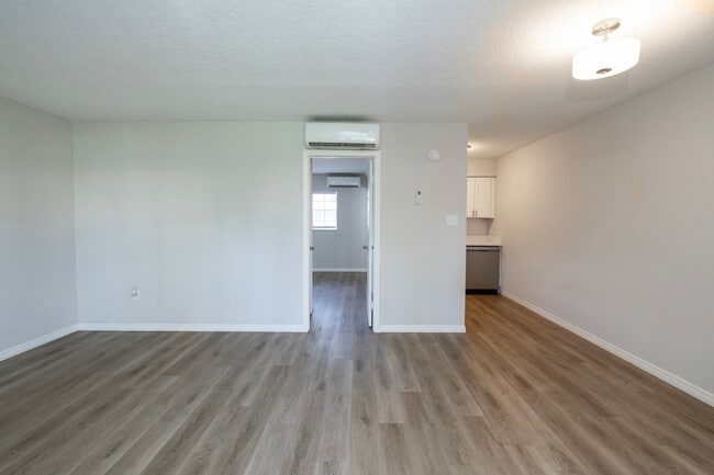 Tara House West Apartments in Tampa, FL - Foto de edificio - Interior Photo