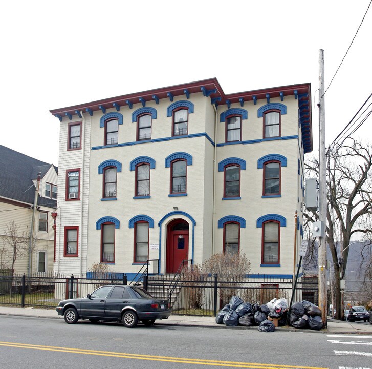 251 Warburton Ave in Yonkers, NY - Building Photo