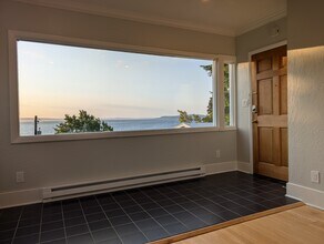 2424 Hobart Ave SW, Unit B in Seattle, WA - Building Photo - Building Photo