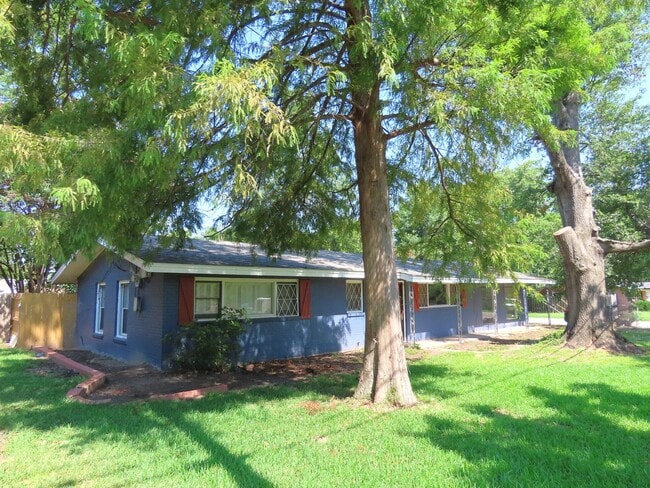 501 Mt Sylvan St in Lindale, TX - Building Photo - Building Photo