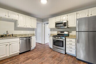 278 Cabot St, Unit #1 in Newton, MA - Foto de edificio - Building Photo