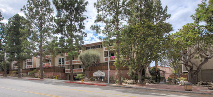 6435 Green Valley Cir, Unit 112 in Culver City, CA - Foto de edificio - Building Photo