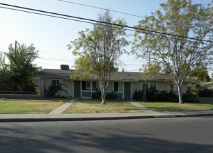 Cedar Courts I & II in Fresno, CA - Building Photo - Building Photo