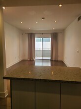 1730 SAWTELLE, Unit 304 in Los Angeles, CA - Foto de edificio - Building Photo