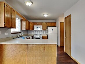 12 W Country Walk Dr in Round Lake Beach, IL - Foto de edificio - Building Photo