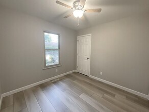 520 W Downing Pl in Springfield, MO - Foto de edificio - Building Photo
