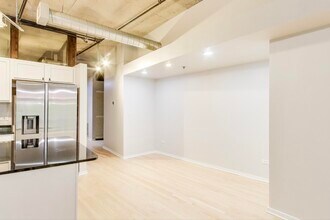 933 W Van Buren St, Unit 304 in Chicago, IL - Building Photo - Building Photo