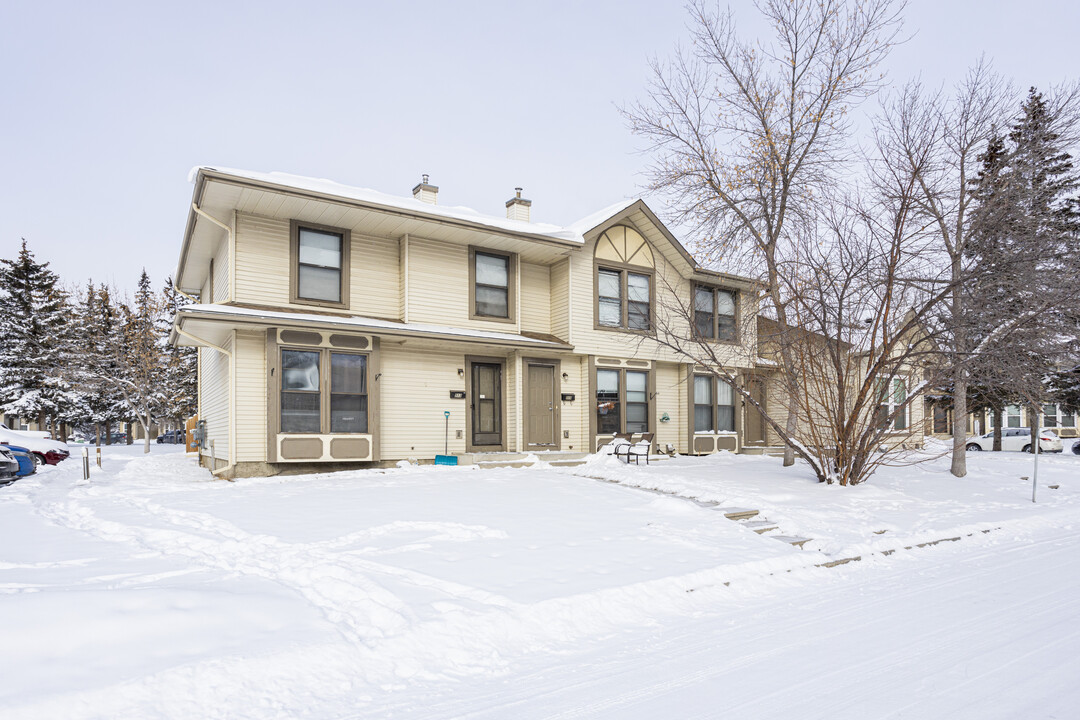 Deerfield Gardens in Calgary, AB - Building Photo