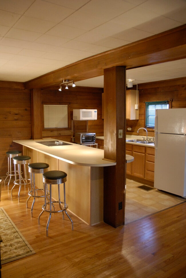 28574 W Lindbergh Dr, Unit Large Studio Apt in Barrington, IL - Building Photo - Building Photo