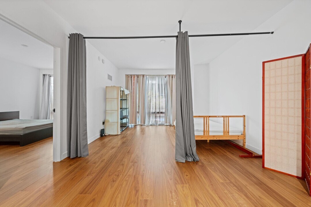 2 Shore Ln in Jersey City, NJ - Building Photo