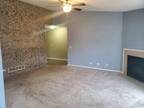 340 Woodridge Cir, Unit E in South Elgin, IL - Building Photo - Building Photo