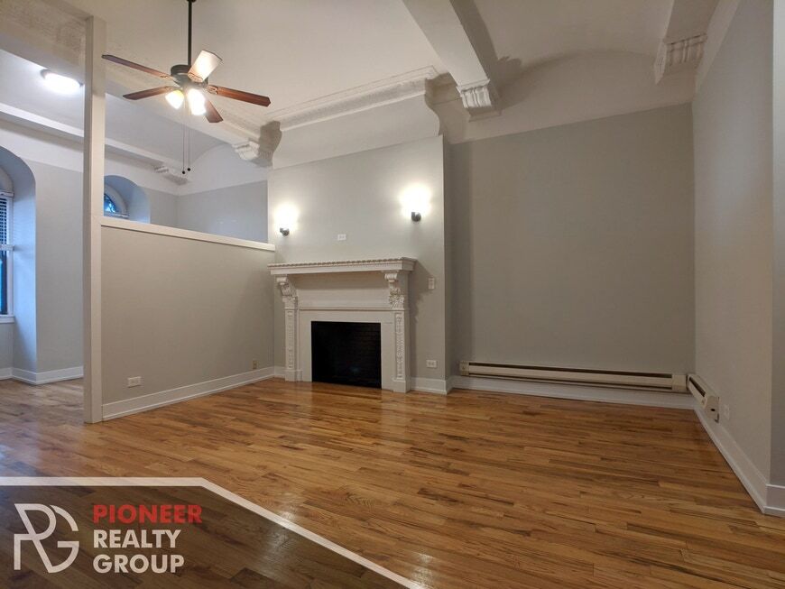 429 W Roscoe St, Unit 1 in Chicago, IL - Building Photo