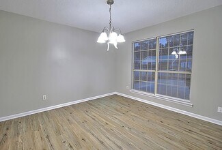 705 Edgewood Ct in Hinesville, GA - Foto de edificio - Building Photo