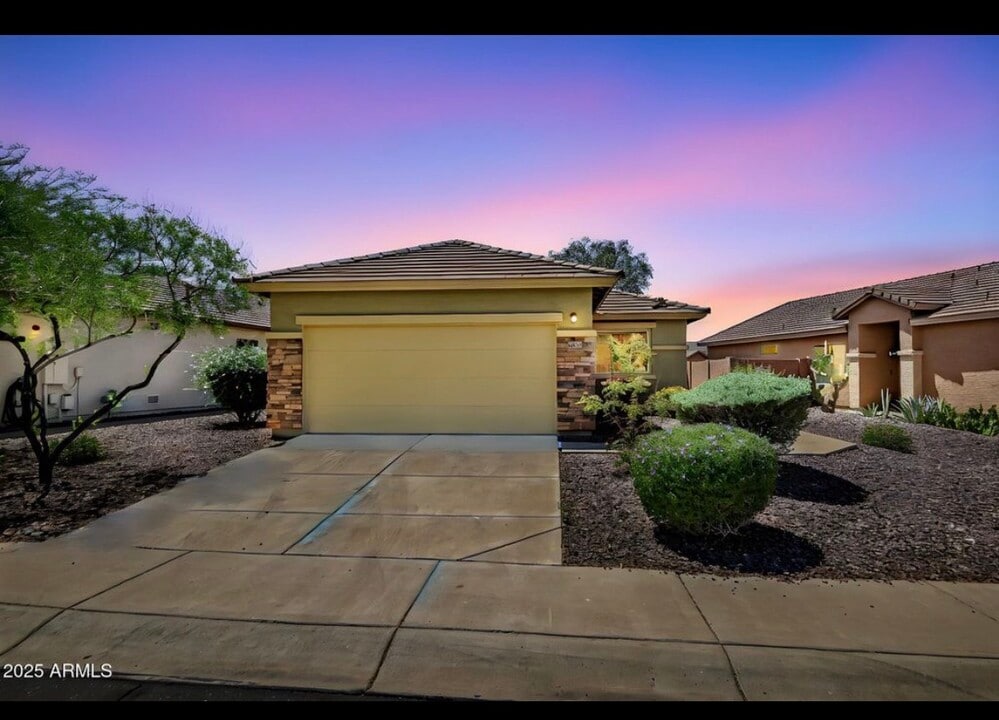 1623 W Owens Way in Anthem, AZ - Foto de edificio