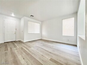 8352 Crown Peak Ave in Las Vegas, NV - Foto de edificio - Building Photo
