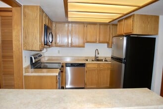 Kirkland's Eastridge Condo, Unit 202 in Kirkland, WA - Foto de edificio - Building Photo