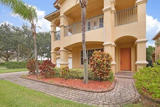 748 Cresta Cir, Unit Pent House #16F in West Palm Beach, FL - Building Photo - Building Photo