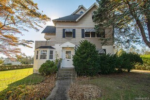 36 Maple Ave in Bay Shore, NY - Building Photo