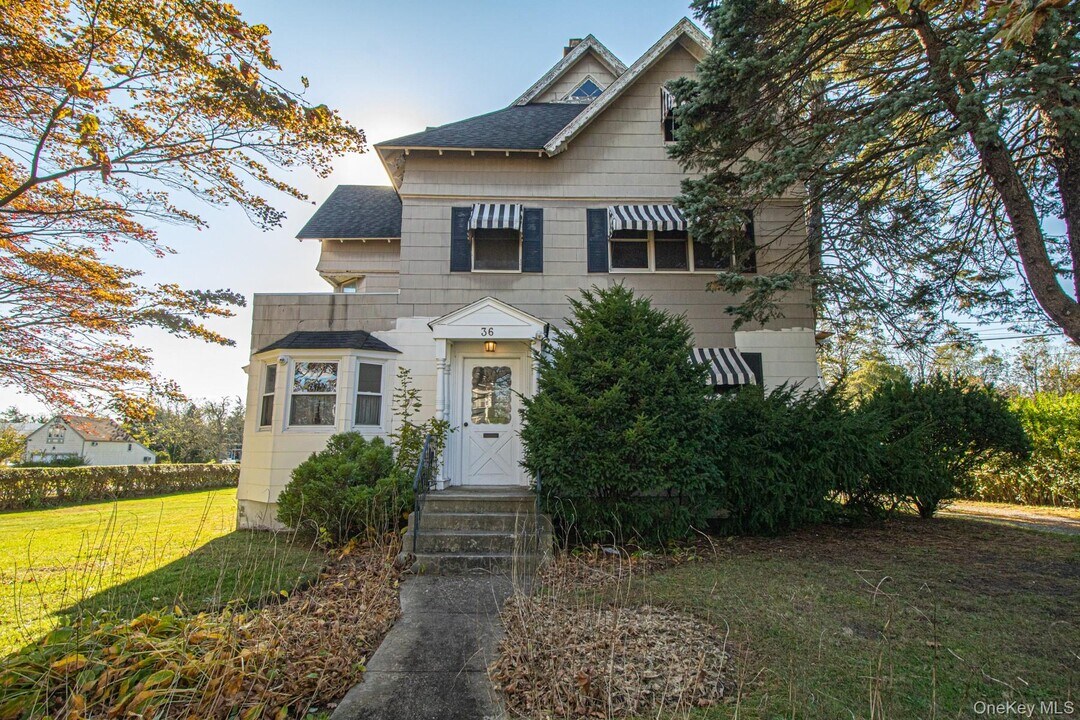 36 Maple Ave in Bay Shore, NY - Building Photo