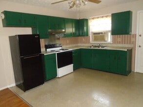 202 1st St in Parkton, NC - Building Photo - Building Photo