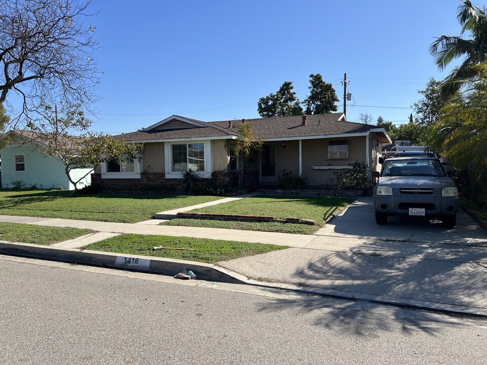 1416 W Goodhue Ave in Anaheim, CA - Foto de edificio