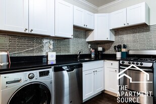 1054 W Lill Ave in Chicago, IL - Building Photo