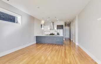 2424 W Chicago Ave, Unit 301 in Chicago, IL - Foto de edificio - Building Photo